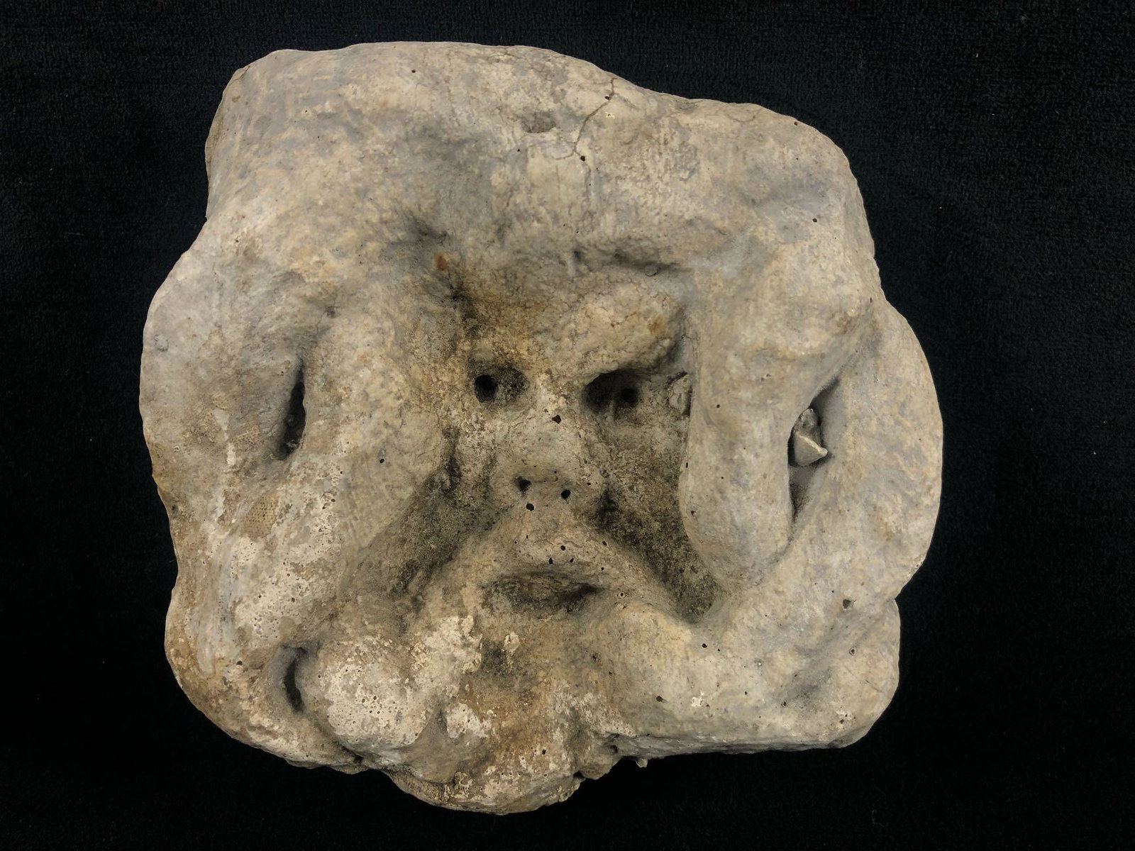 Vintage Rare Rosslyn Chapel Scotland Aged Green Men: Vintage Rare Rosslyn Chapel Scotland Aged Green Men Stone Cast Replica.This great piece is sure to strike up conversation.In great condition for its age includes notch for hanging. Measurements are 10