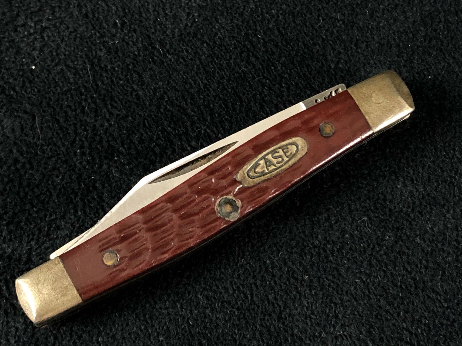Antique 2000 - 2009 CASE TESTED 6233 TOOTHPICK LONG: This is a 2000 - 2009 Case 6233 Toothpick Long Pull in very good condition. This knife measures 2 5/8 inches long in the closed position. It has a super pretty set of Red Bone handles that have no chi