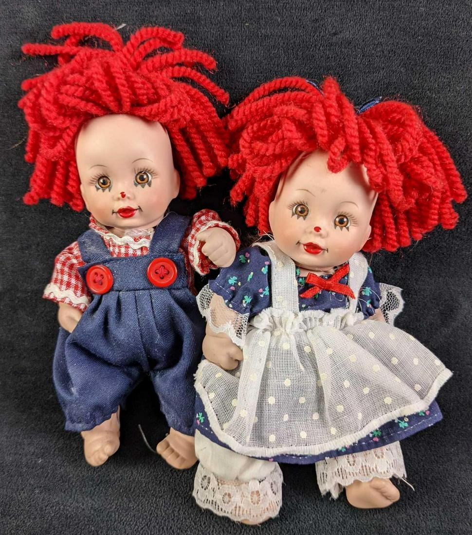 Effanbee Porcelain Raggedy Ann & Andy Dolls: Effanbee Porcelain Raggedy Ann & Andy Posable 6" Dolls. Dolls are approx 4" x 2" x 6" and are in a good, used condition with some marks on the 'Raggedy Ann's face. Note, dolls do not stand on their ow