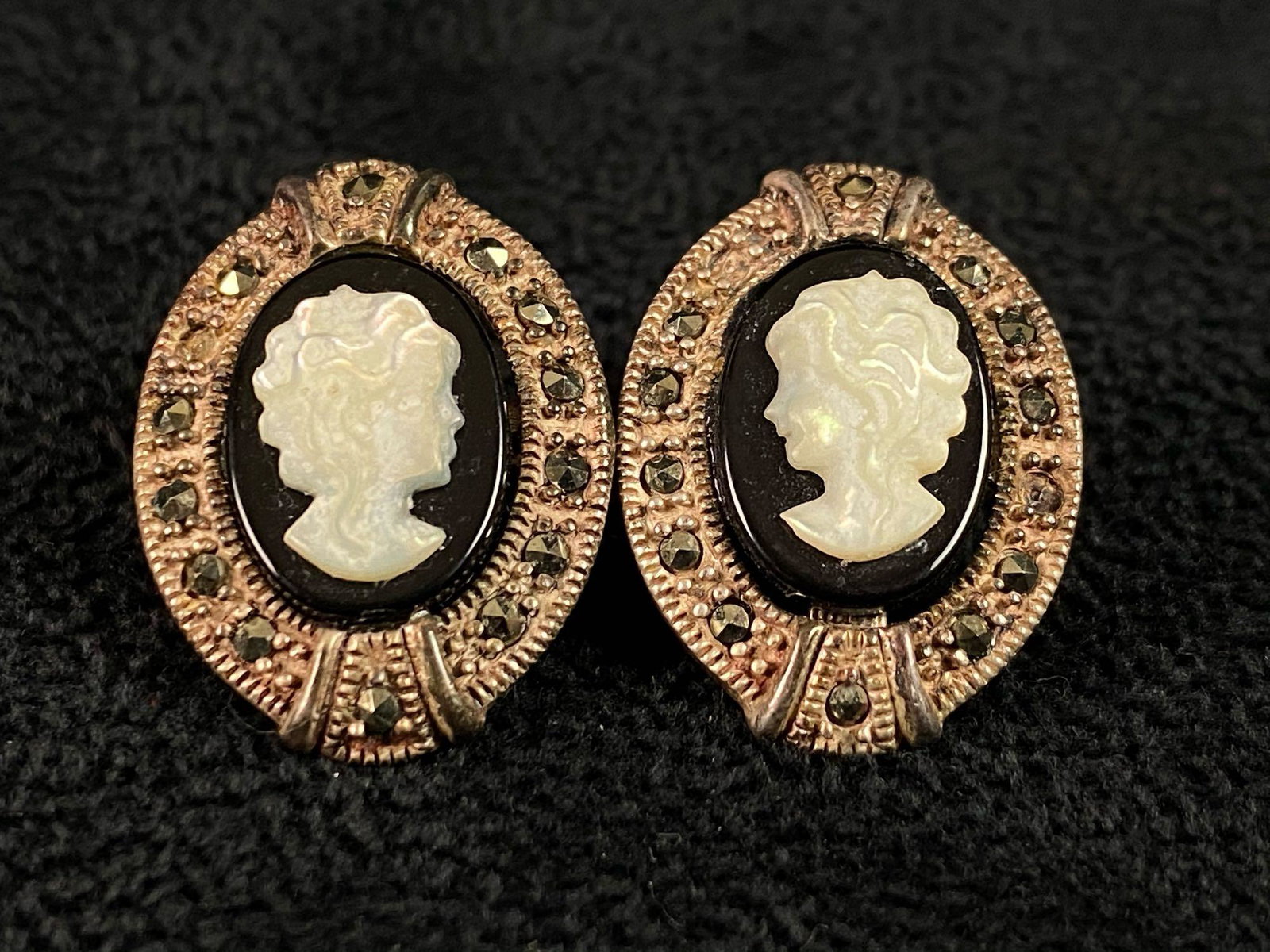 Vintage Cameo Pearl Onyx Marcasite Earrings: Vintage Cameo Pearl Onyx Marcasite Earrings This lovely piece has been tested prior to listing. Please view all our pictures they are part of our description DETAILS: Metal - Sterling 925 Color - Silv