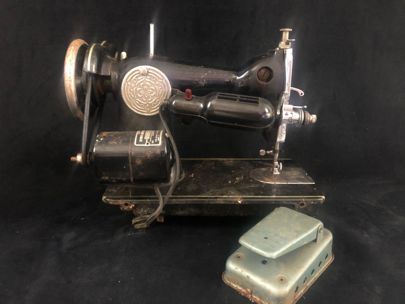 Antique Royal 1953 De - Lux Sewing machine: Antique Royal 1953 De - Lux Sewing machine. This item is in poor condition for repair / parts / restoration . Please look at all our pictures they are part of the description .Includes foot pedal. wei