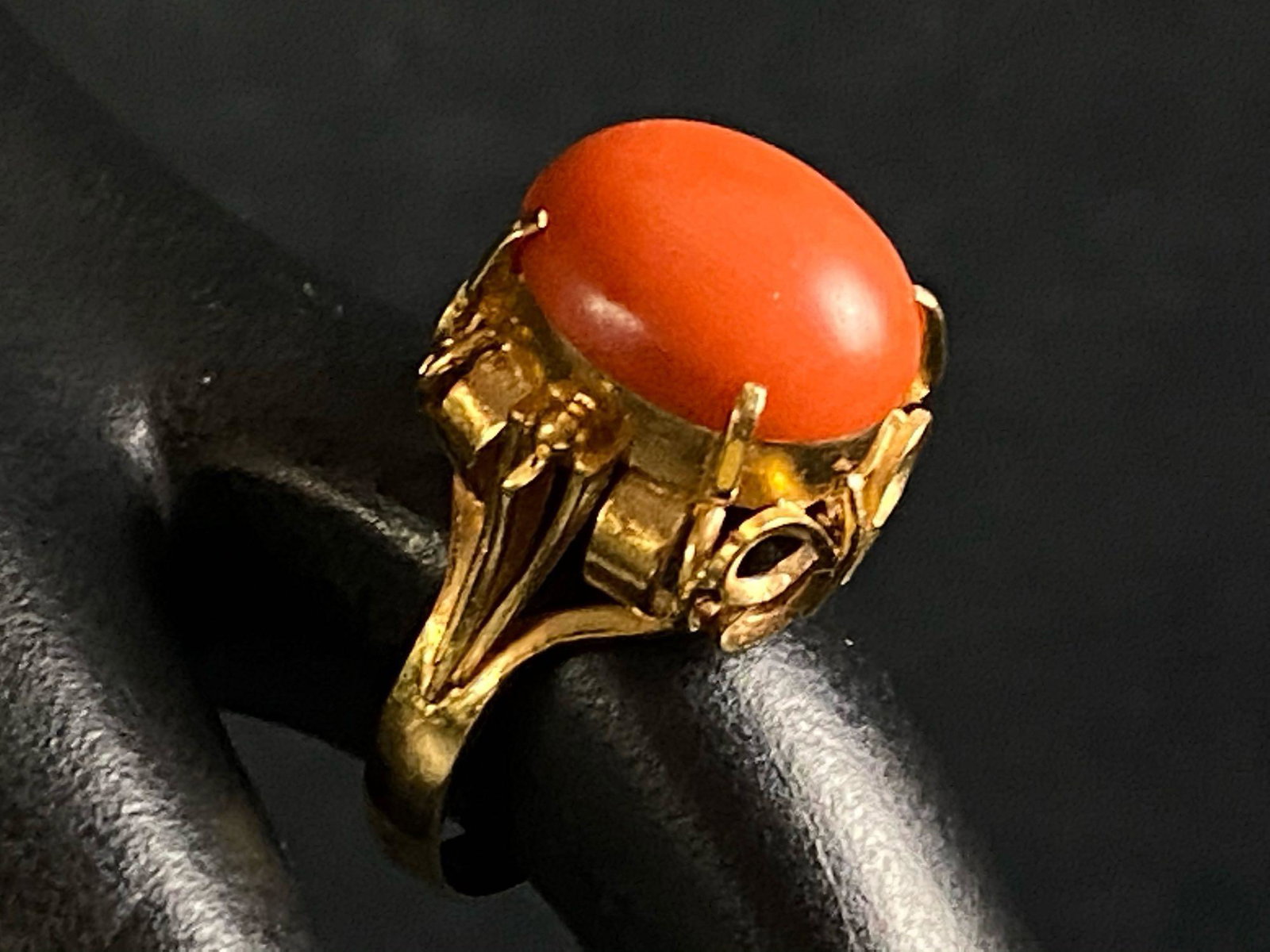 Antique Egyptian 18K Gold Orange Agate Solitaire Stone: Antique Egyptian 18K Gold Orange Agate Solitaire Stone Ring This fine jewelry piece has been tested and researched prior to listing. Please view all our pictures prior to bidding they are part of our 