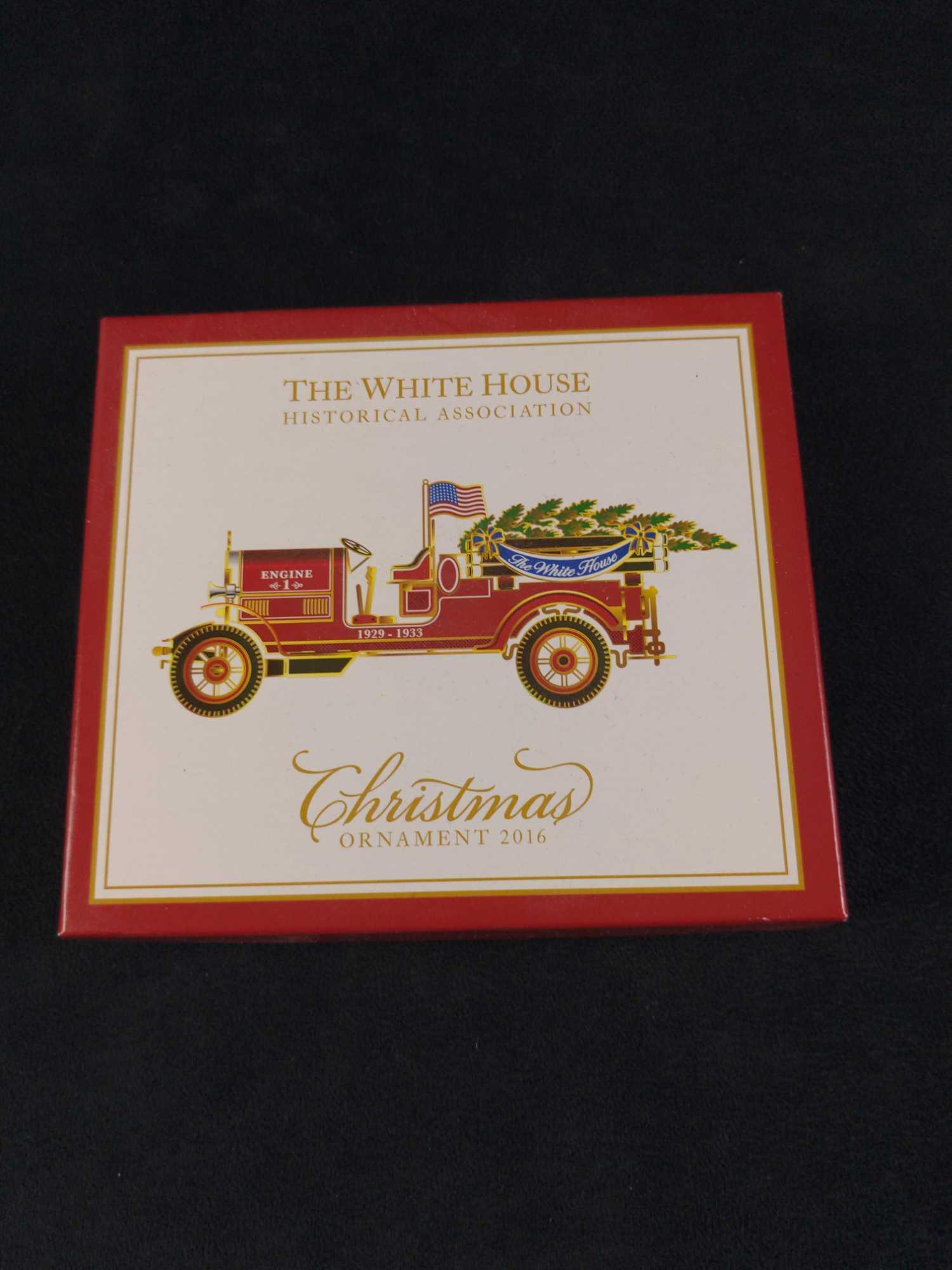 2016 White House Christmas Ornament (1 of 7)