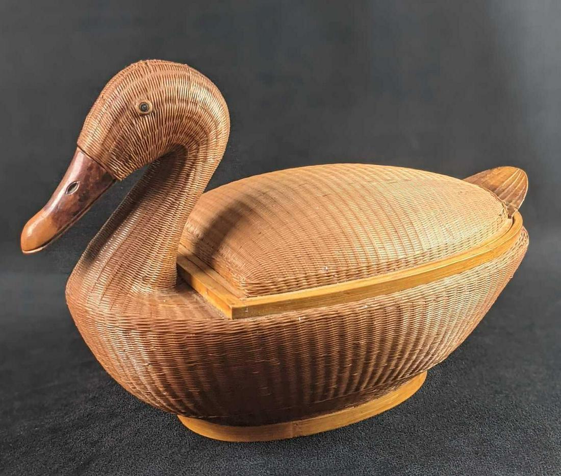 Vintage Wicker Duck Basket With Top: Vintage Wicker Duck Basket With Top And Wooden Beak. The back top can be removed for storage. The maker and date of creation are unknown. Basket is approx 14 x 7" x 9". Duck is in a good, vintage cond