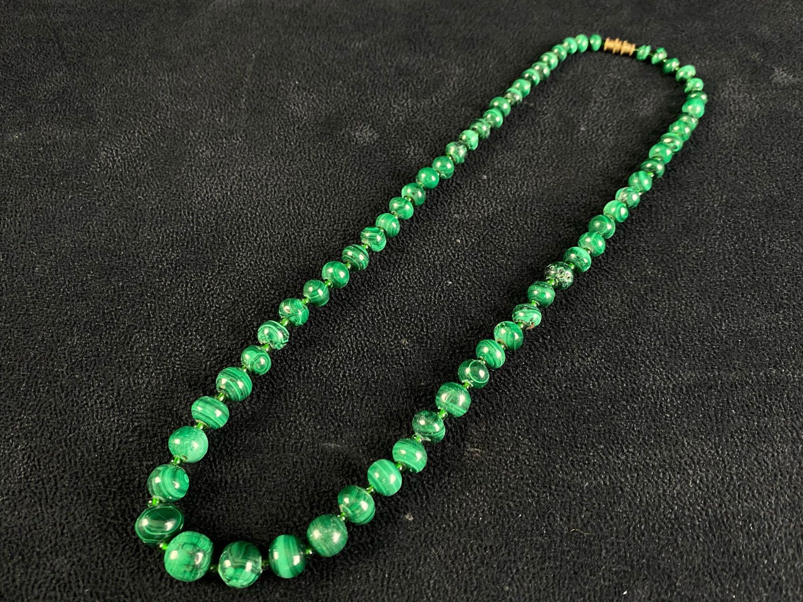 Vintage Green Stone Beaded Necklace: Vintage Green Stone Beaded Necklace All our fine Vintage - Antique jewelry are tested and researched prior to listing . Please view all our pictures they are part of the description. Happy Bidding DET