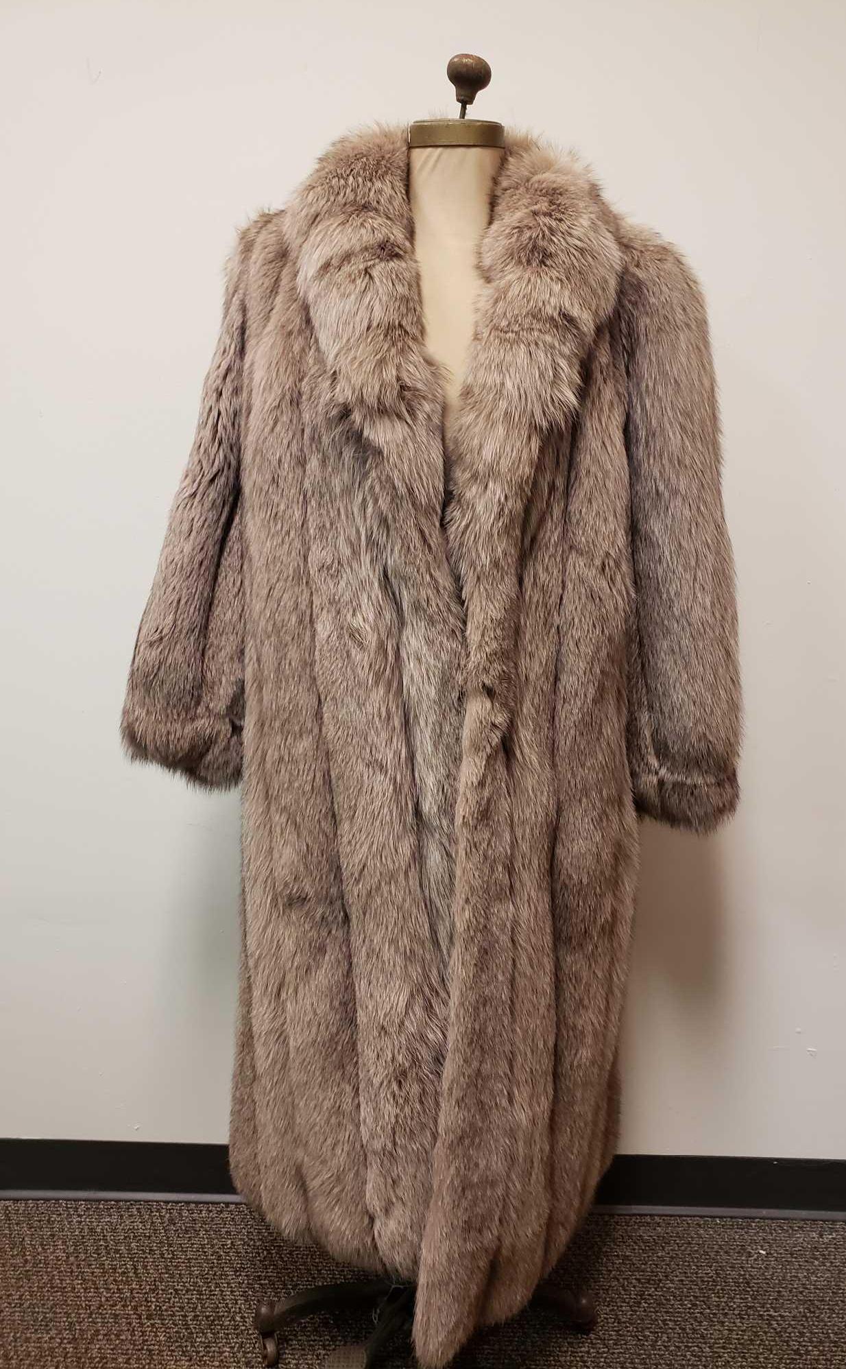 Piche Fourrures Inc Dyed Rose Gold Fox Fur Coat: Piche Fourrures Inc Dyed Rose Gold Fox Fur Coat. This fur coat is in great used condition. There are no known damages to the coat. The coat has a fabric lining with a Piche Fourrures Inc. label and tw