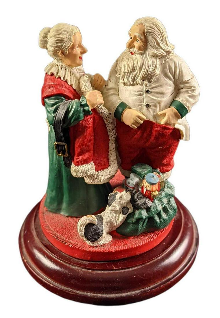 Santa & Mrs Claus Getting Ready Figurine (1 of 6)