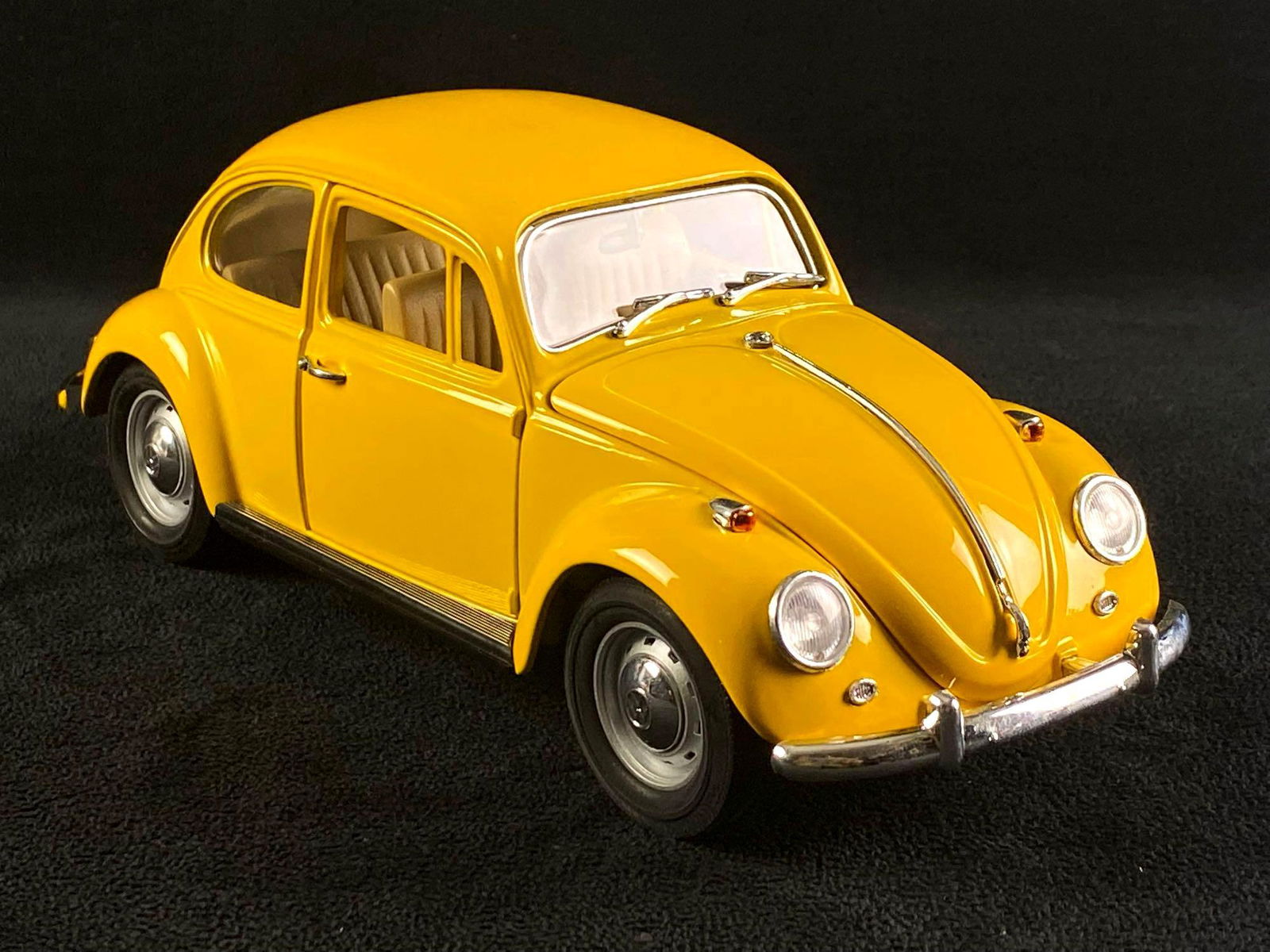 Road Legends 9" 1967 VOLKSWAGON BEETLE Canary Yellow (1 of 19)