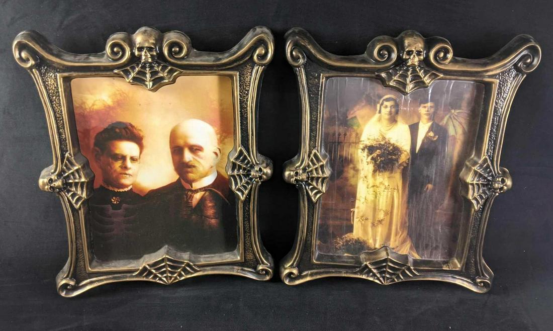 Halloween Decorations GoreTraits Changing Portrait B: Halloween Decorations GoreTraits Changing Portrait B This lot comes with two GoreTraits. These are in good condition, the plastic wrinkles are from the plastic protective layer that is meant to be pee