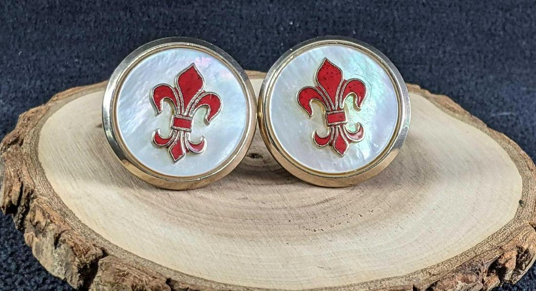 Mother of Pearl and Red Coral Inlaid Cufflinks: Mother of Pearl and Red Coral Inlaid Cufflinks This is a beautiful set of cufflinks, these are gold plated with inlaid mother of pearl and red coral. This pair of cufflinks is in good condition. Face