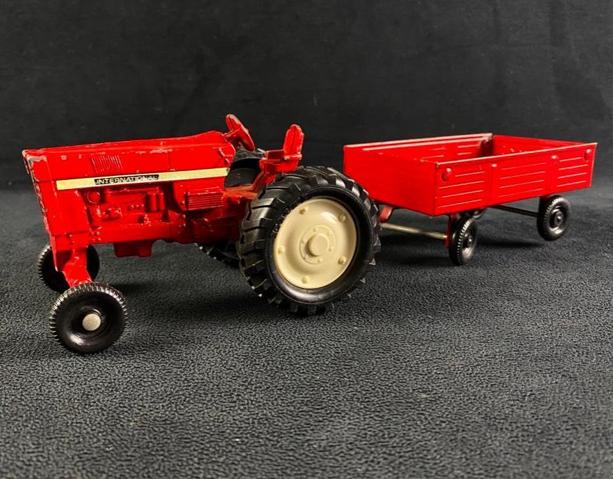Die Cast International Tractor with Trailer (1 of 5)