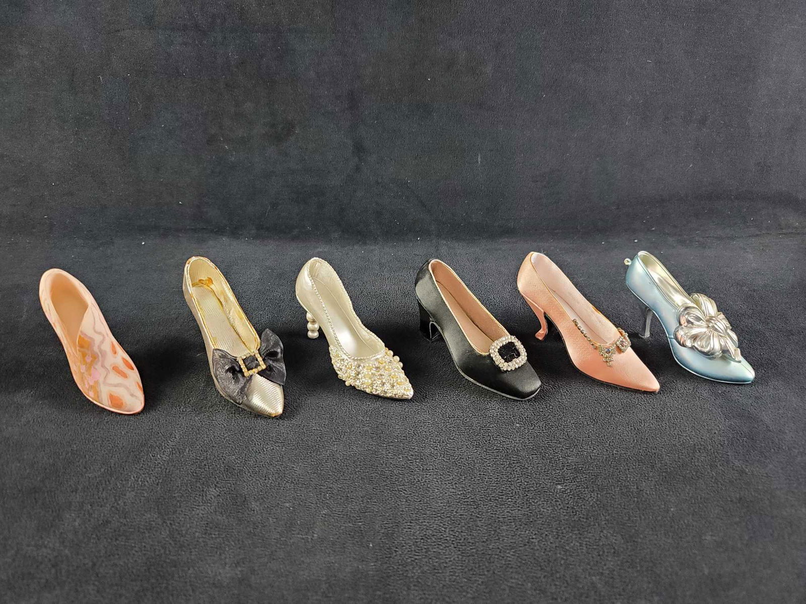 Minature Fashion Shoes Raine Just The Right Shoe: This lot contains: 1- Sarna, Star dust, high heel with pearl like accents. Approx. measures 4" x 1/4" x 2 1/2" 1- Gift Link, silver and black high heel with large bow on the front. Has some staining o