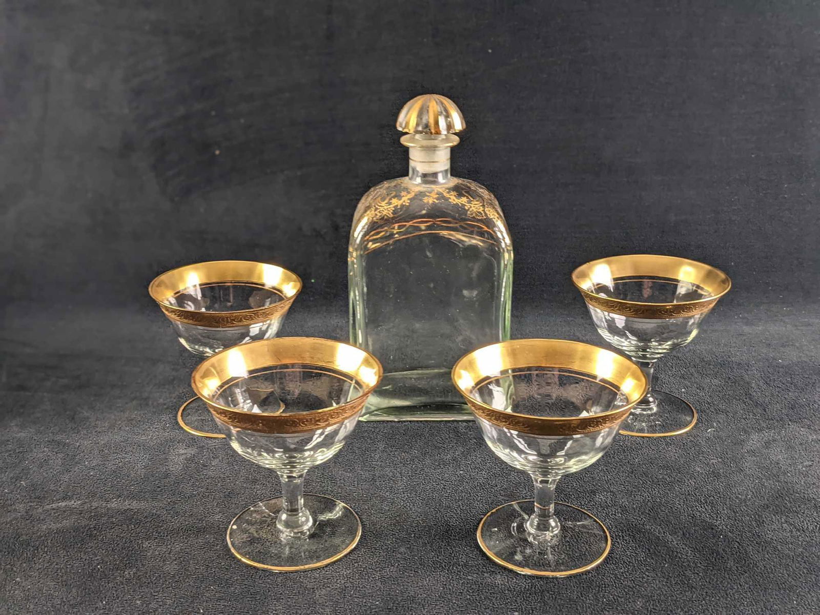 Georgian Style Glass Decanter With Four Glasses Gold (1 of 10)
