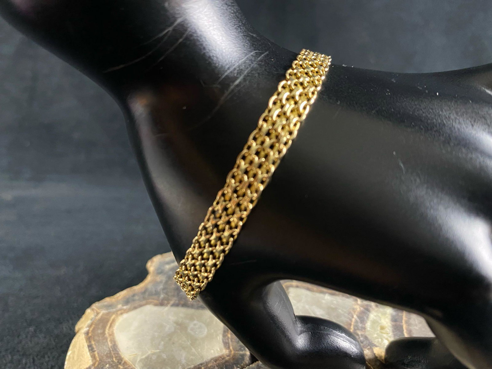 Vintage Chain-link 14K Gold Bracelet: This authentic vintage piece has been tested and researched prior to listing . Please view al our pictures they are part of our description Details: Metal- 14K Gold Color -Yellow Stones -None Size- 7m