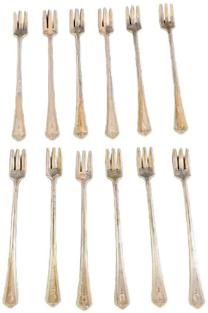 12 Vintage W.M. A Rogers Silver Plate Seafood Forks: 12 Vintage W.M. A Rogers Silver Plate Seafood Forks. Each is approx 6" and together they weigh under one pound at 0.48lb. t