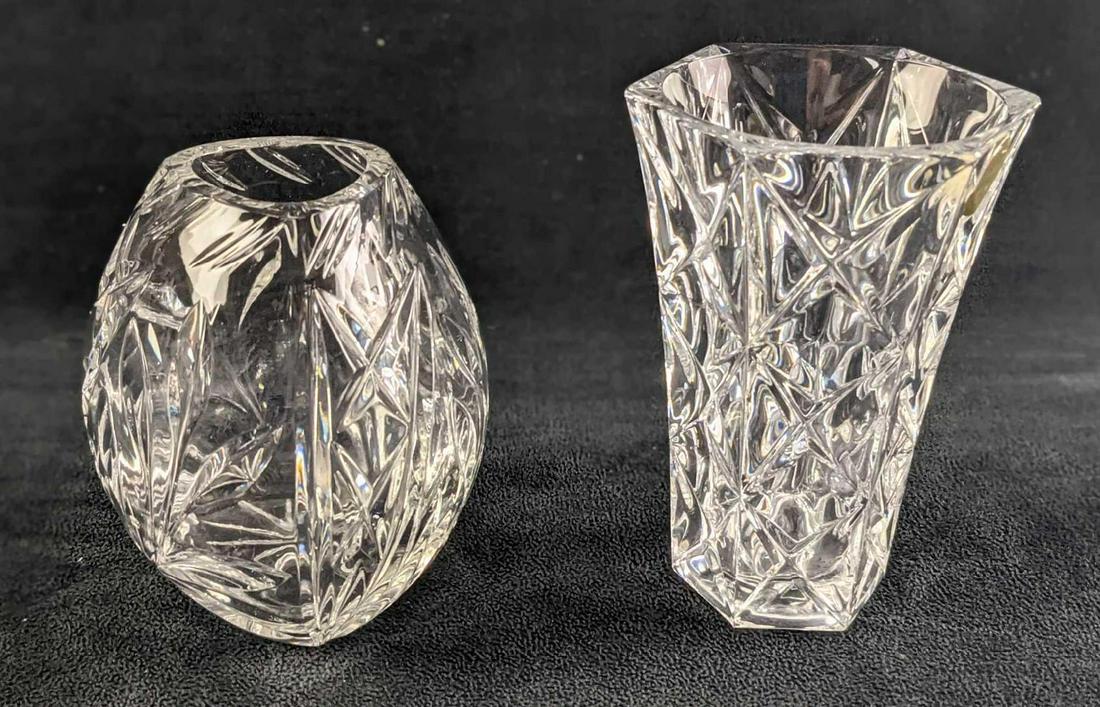 Two Vintage Small Crystal Vases Luminarc: This lot includes: (1) Luminarc Cristal D'Arques Diamond Cut Crystal Vase. This is approx 3 1/2" x 3 1/2" x 5". The vase is in a good, vintage condition with the company sticker mostly faded away. (1)