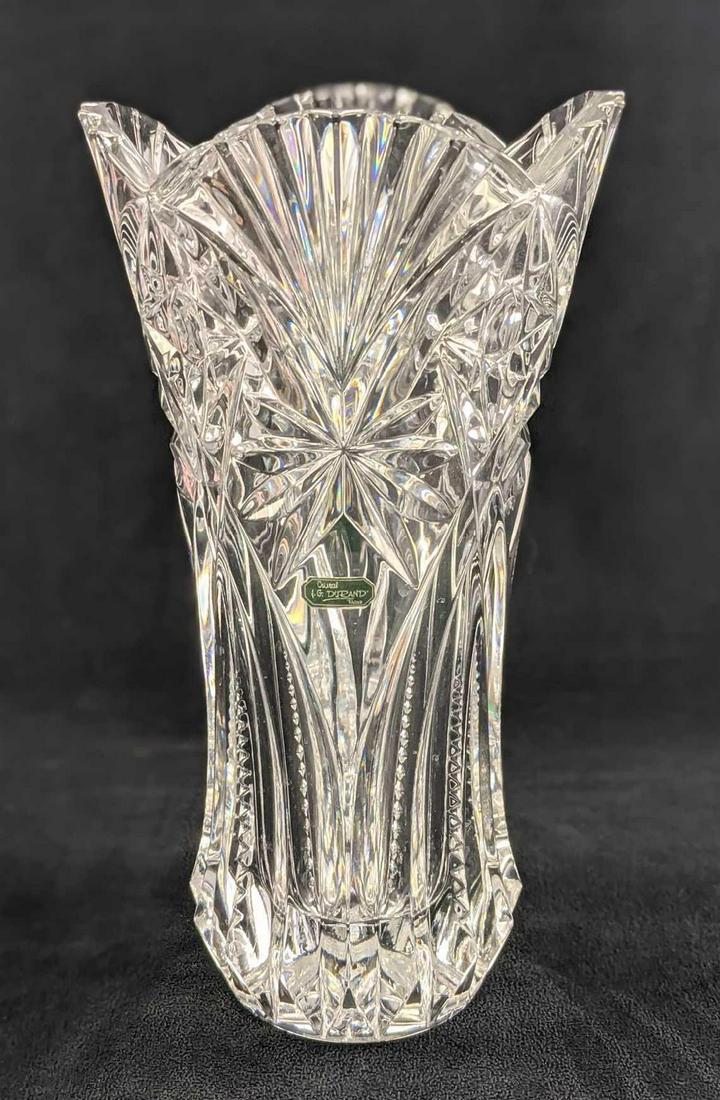 Vintage Cristal d'Arques J.G. Durand Crystal Vase: Vintage Cristal d'Arques J.G. Durand Crystal Vase. Is approx 6 1/2"x 6 1/2" x 11 1/2" and it weighs 7.05lbs. The vase is in a good, vintage condition with no known damage. J. G. Durand is often recogn