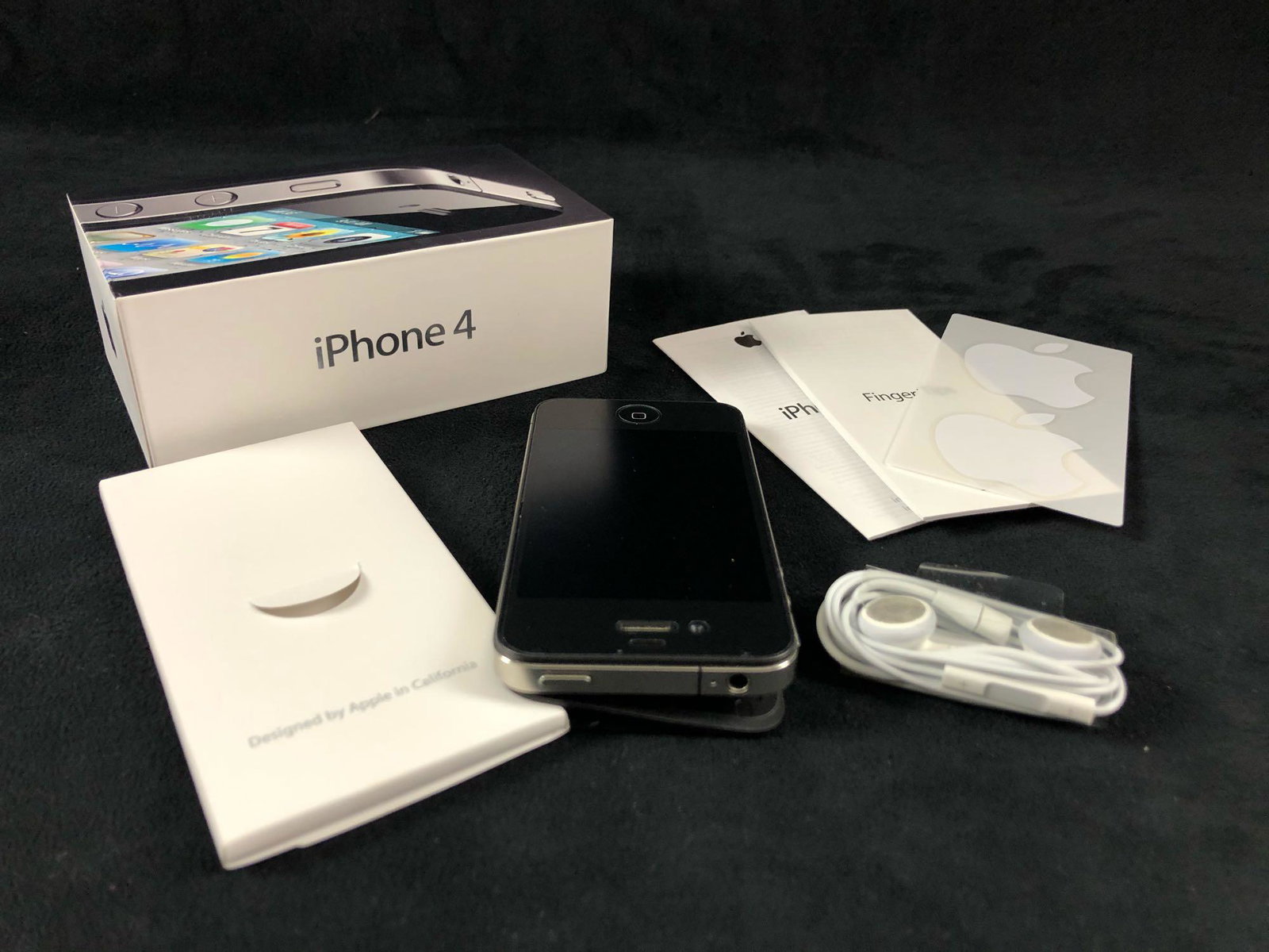 iPhone 4 Black 32GB 2010 Earphones (1 of 10)