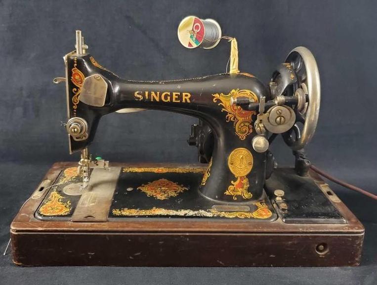 Singer Portable 128 Sewing Machine (1 of 9)