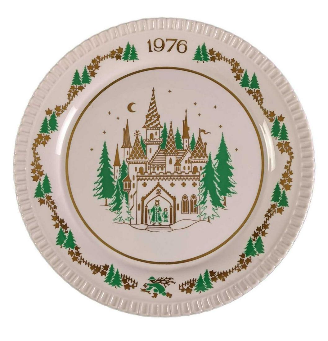Spode Christmas Plate 1976 Good King Wenceslas: Good King Wenceslas Bone China Plate That was released in 1976 by Spode. Comes in its original box which is approx 9 3/4" x 2" x 9 3/4" and it weighs under one pound at 0.90lb. The plate is in a good,