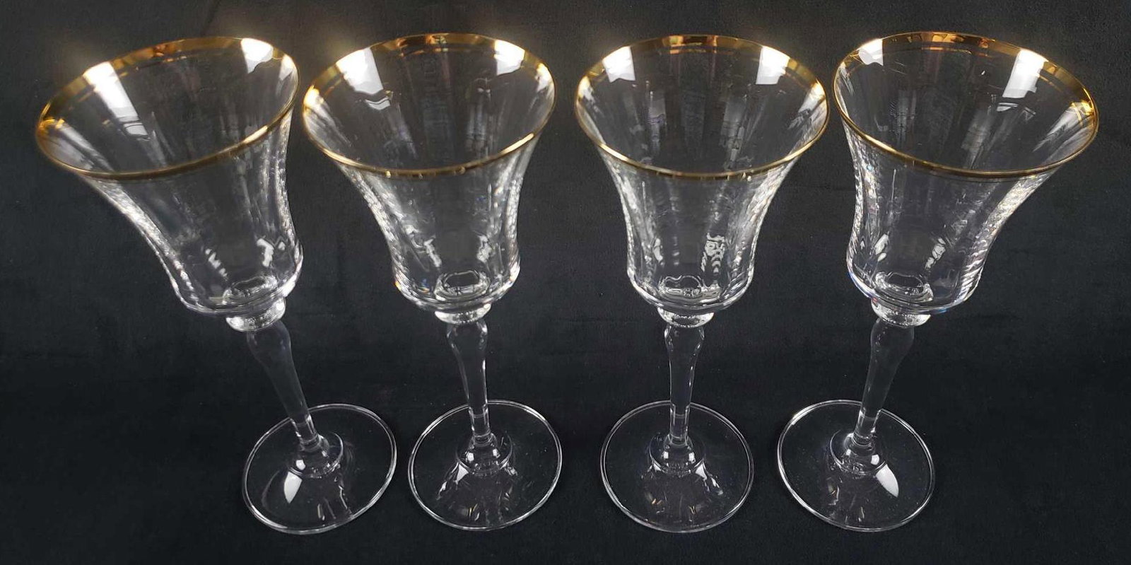 Set of 4 Mikasa Jamestown Gold Goblet B: Set of 4 Mikasa Jamestown Gold Goblet B. These goblets are in excellent condition. The glasses come in the original Mikasa box and look to have been hardly, if ever, used. The goblets have a gold trim