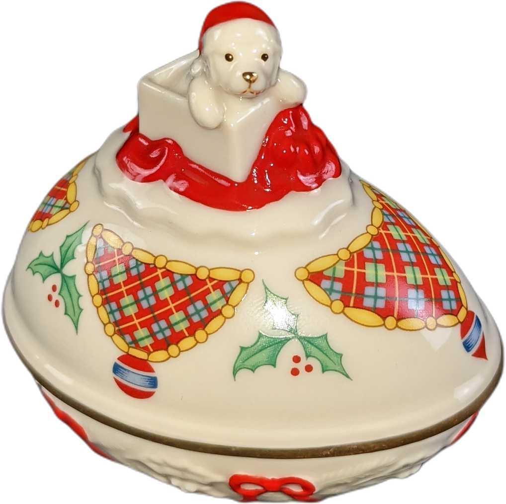 Christmas Surprise 1994 Bone China Lenox Trinket Box: Lenox's Easter Egg Series Was Released from 1983 - 2019. The trinket box is approx 3" x 2" x 3" and it weighs 0.22lb. The trinket box is in a good, unused condition with no known damage. Please see th