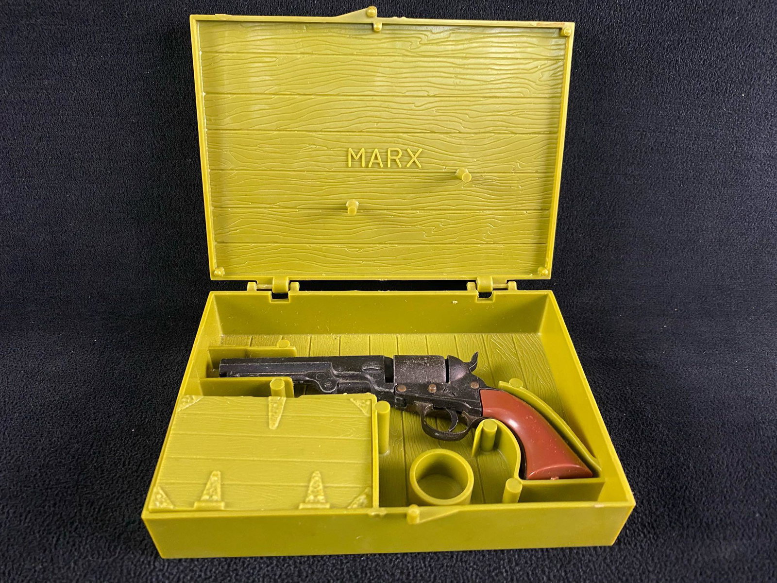 1974 Marx Mini Toy Cap Gun Stagecoach Pistol & Case: 1974 Marx Mini Toy Cap Gun Stagecoach Pistol & Case This is a vintage 1974 Marx mini toy cap gun. It is in excellent condition. It is 2 1/4 inches tall and5 inches long. Includes Plastic case 5.25 x 3