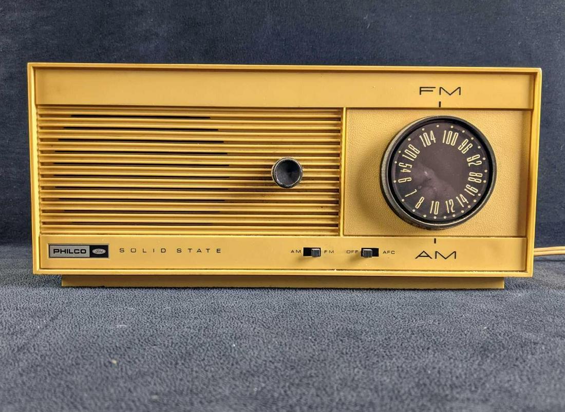 Vintage Philco Ford AM/FM Radio (1 of 10)
