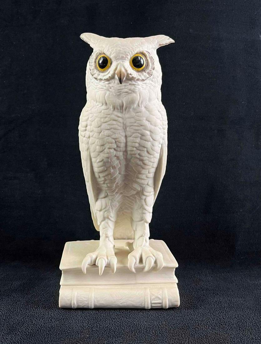 Vintage Boehm White Owl Standing on Books: Boehm White Owl Standing on Books Porcelain Figurine in excellent condition. Standing a full 9.5" Tall. This is s stunning owl with large yellow eyes showing minimal wear and no damage. This elegant f