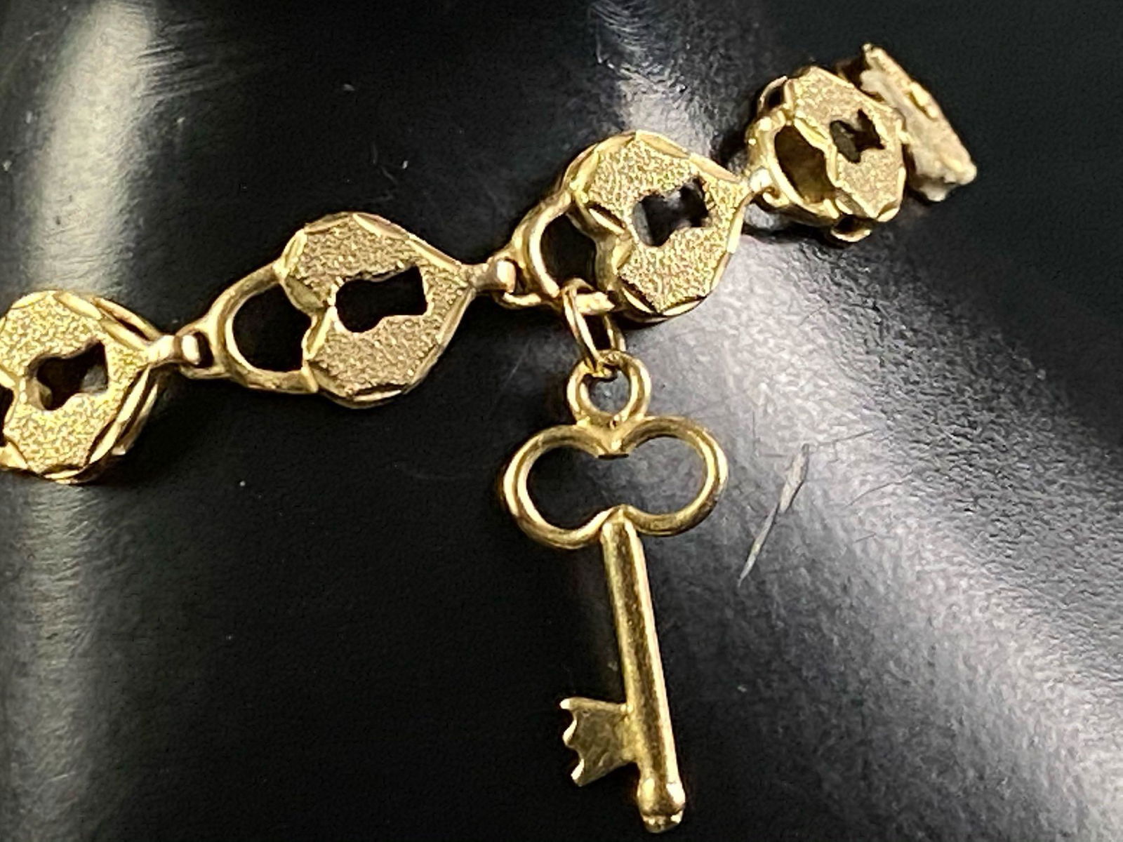 Vintage Unique Heart Key Lock Link Bracelet (1 of 8)