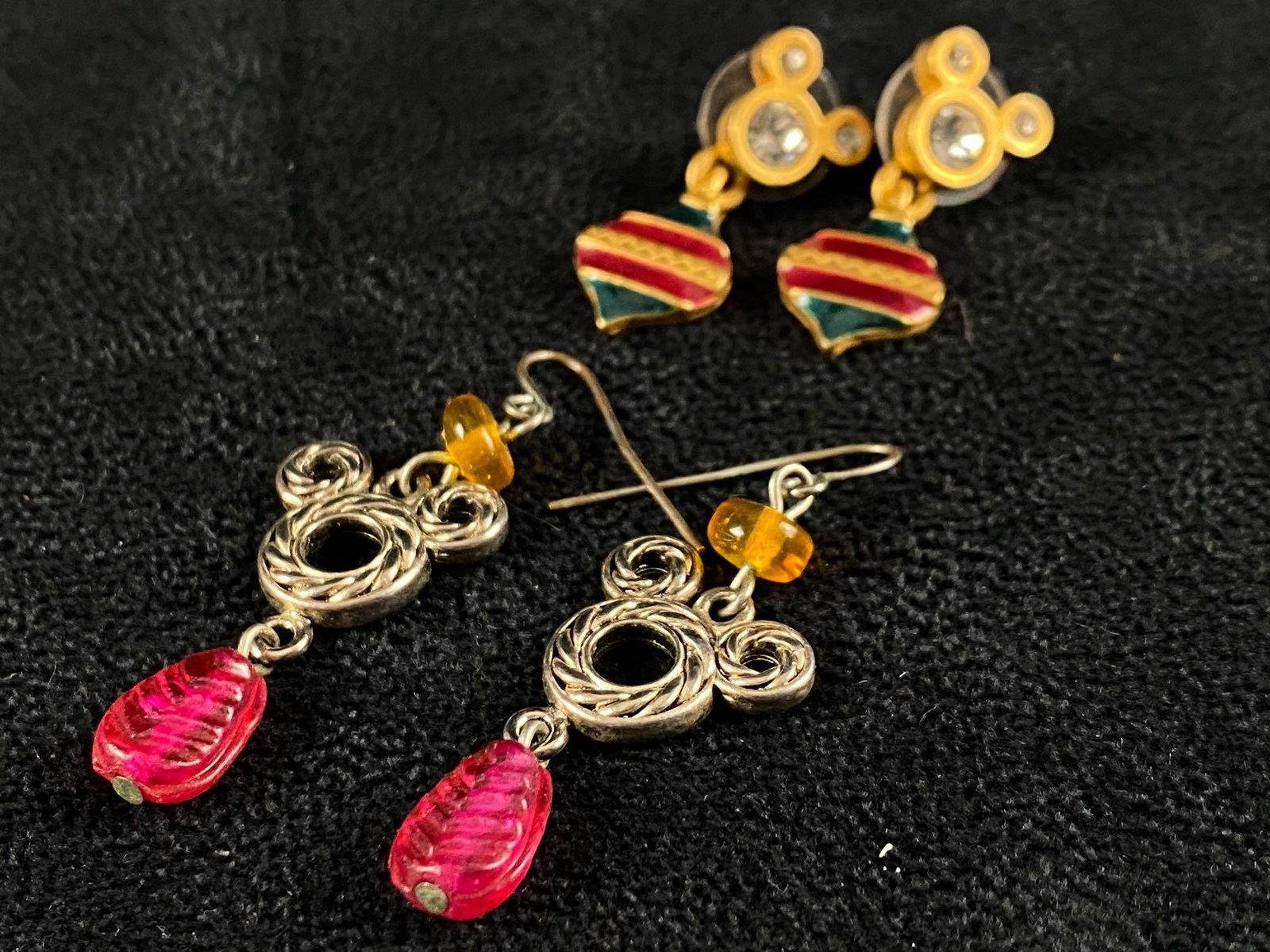 Official Disney Festive Mickey Mouse Dangle Earrings: Official Disney Festive Mickey Mouse Dangle Earrings All pieces are tested and researched prior to listing . Please view all our pictures they are part of our description . Happy Bidding DETAILS: Mate