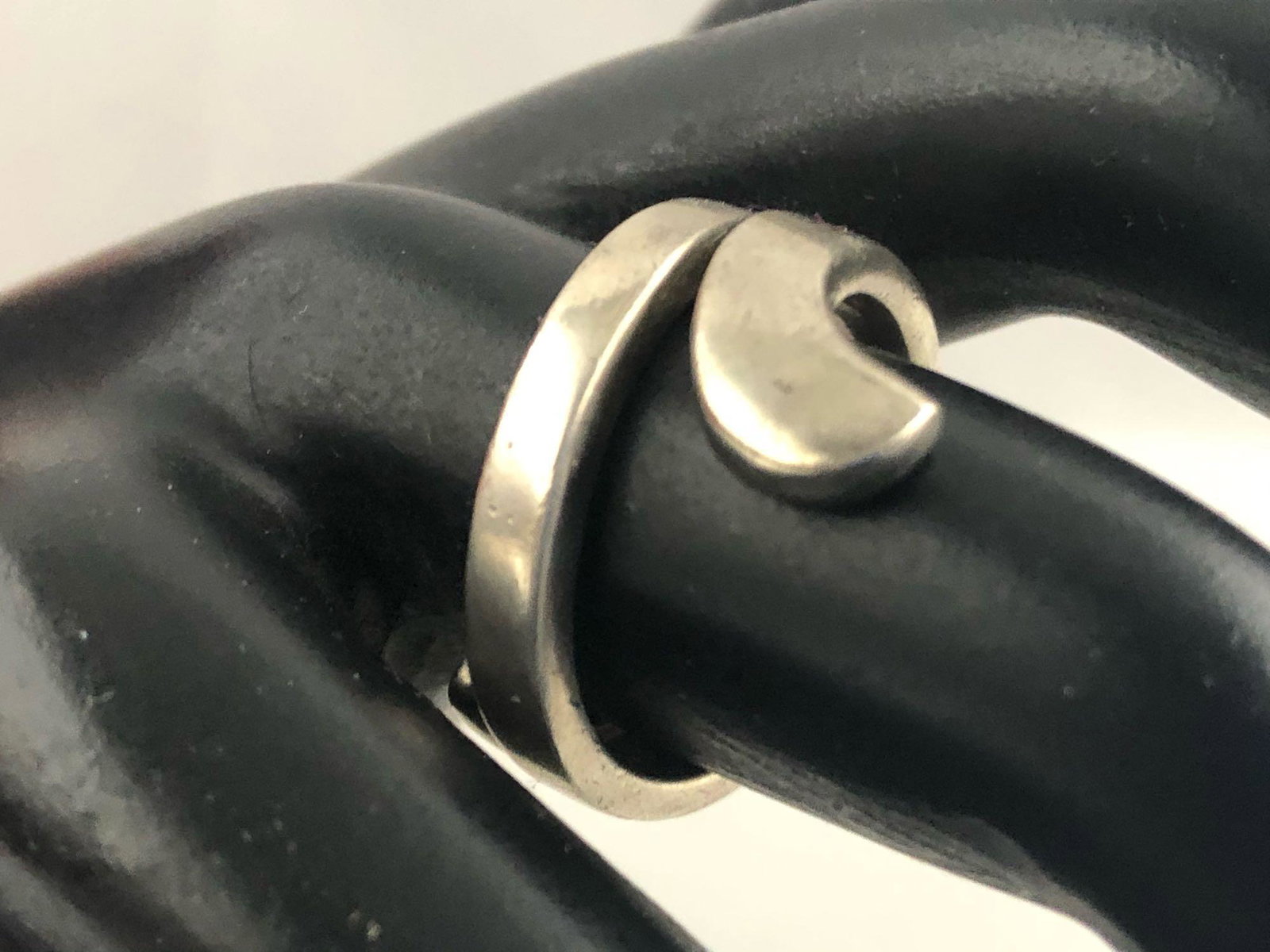 Vintage Sterling Silver Wrapped Cats Tail Custom Ring: Vintage Sterling Silver Wrapped Cats Tail Custom Ring This authentic (Tested) Sterling Silver Ring is in great condition with no issues .Please view all our pictures they are part of the description.