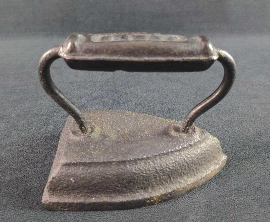 Vintage Cast Iron Sad Flat Iron: Vintage Cast Iron Sad Flat Iron. The maker and date of creation are unknown. Is approx 6" x 3" x 5" and is in a good, vintage conditon with some rust due to age. Please see the images for details.