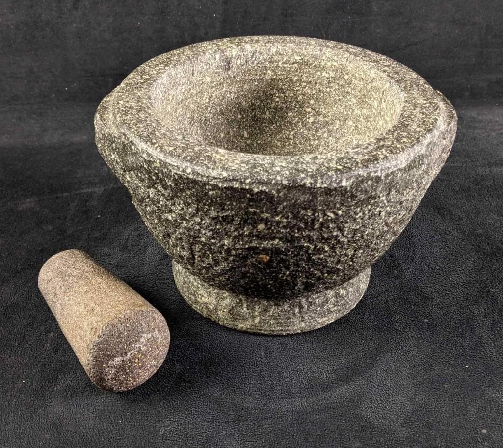 Granite Mortar and Pestle Black and White Granite: Granite Mortar and Pestle Black and White Granite This is a great mortar and pestle in good used condition. It is great to grind spices, make guacamole, or use for medicinal needs. This is a sturdy it