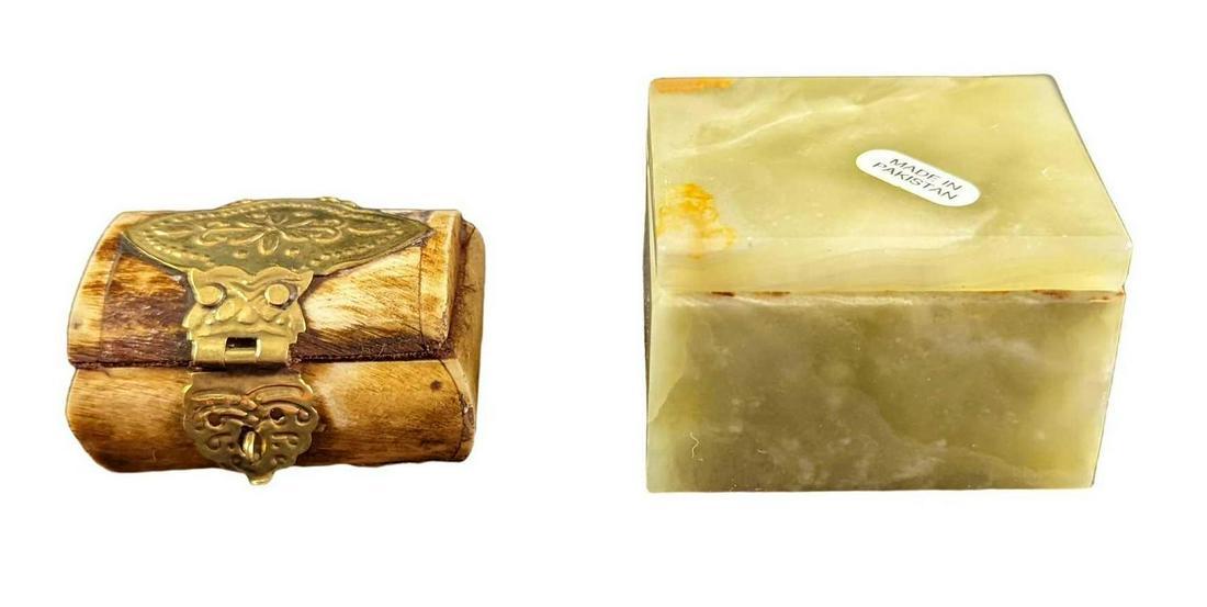 Small Bone And Onyx Trinket Boxes: This lot consists of: (1) Small Brass And Bone Trinket Box. Made in India. Is approx 2" x 1 1/2" x 1" and it weighs 0.11lb. (1) Small Onyx Trinket Box. Made In Pakistan. Is approx 2 1/4" x 1 3/4" x 1 