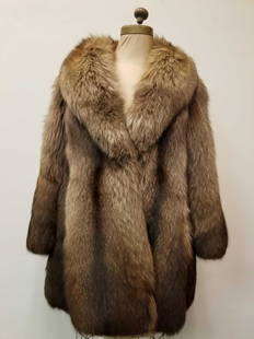 Brown Gradient Mid length Fox Fur Coat by E Rindi: This brown fox fur coat has a nice gradient light brown to dark brown effect. It is in very good used condition with no known damages. This coat features 2 concealed outside pockets and 2 hook and
