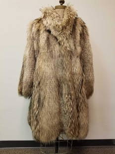 Japanese Tanuki Full Length Fur Coat: This beautiful full length Tanuki fur coat by Creations by Dominique Paris is in great used condition with no known damages. The linen interior is light brown with flower patterns and the words La