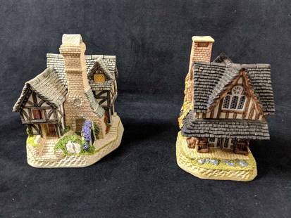 David Winter Cottages Group Of Two B: Set of two David Winter cottages. Consists of Ingleook Cottage which measures approx 4" x 4" x 5 1/2" and Grouse Moor Lodge measures approx 3"x 3" x 5". Both are in good condition with no noticeable