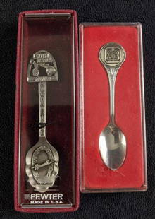 Hawaiian Souvenir Spoons Coat of Arms: Hawaiian Souvenir Spoons Coat of Arms These spoons are Hawaiian souvenir spoons. One has the coat of arms and the other is overall Hawaiian-themed. These are in good condition in their original