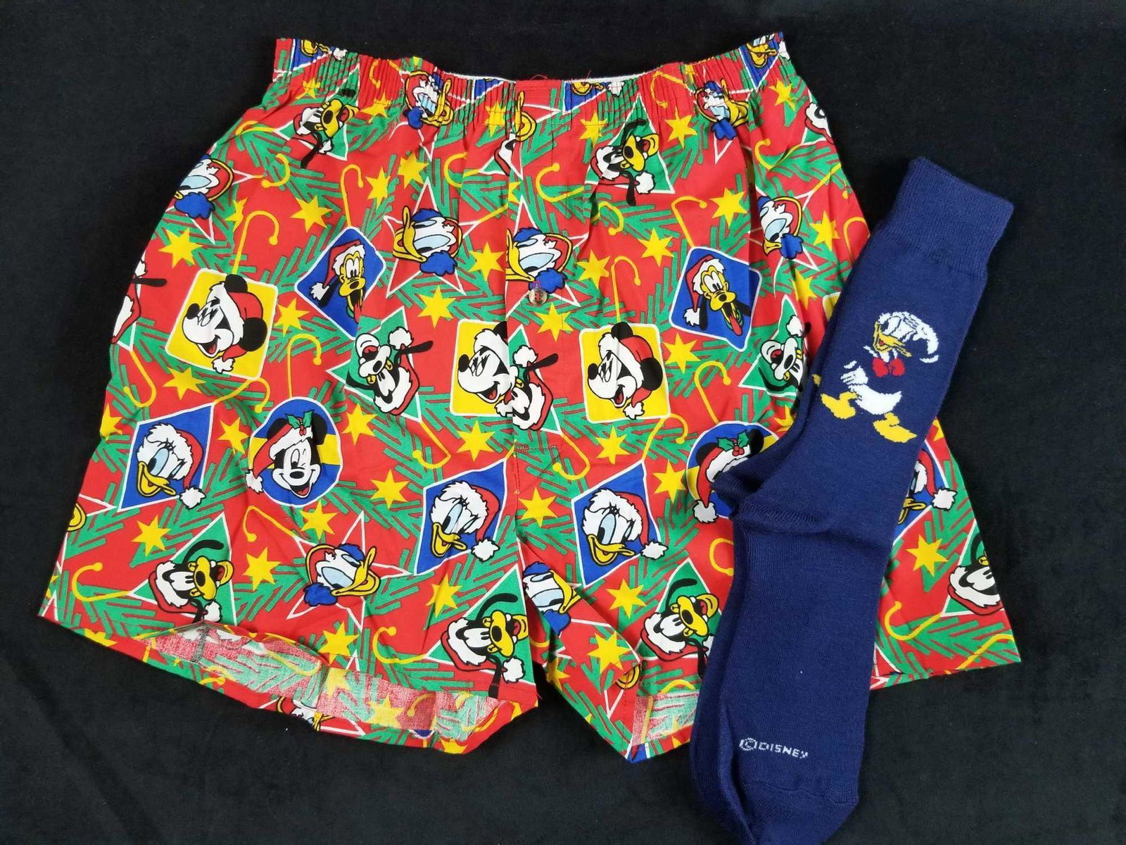 Disney Christmas Boxer Shorts Mickey Goofy Pluto Classic Donald Duck Socks NEVER BEEN WORN: Disney Christmas Boxer Shorts Mickey Goofy Pluto Classic Donald Duck Socks NEVER BEEN WORN This lot features one never worn boxer shorts and one never worn pair of Donald cotton socks. The items were 