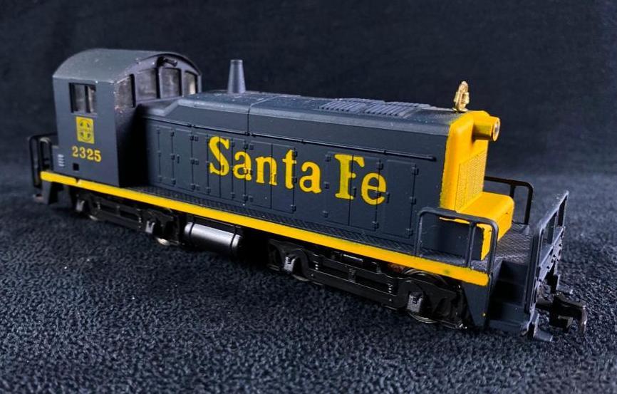 Vintage HO Athearn Santa Fe SW-1 Switcher Loco (1 of 5)