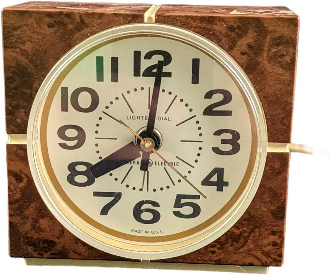 Vintage General Electric Alarm Clock Model 7416-3 (1 of 5)