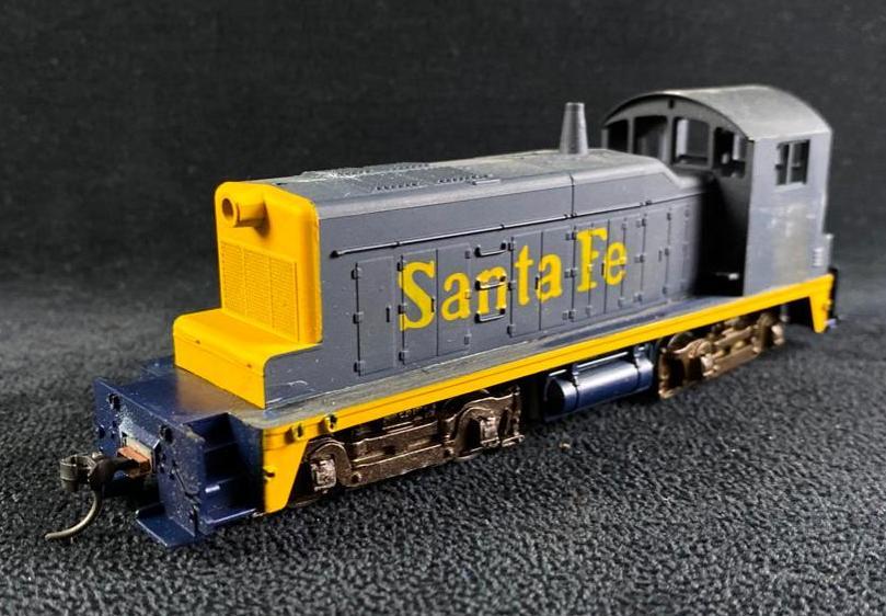 HO Scale Santa Fe SW-1 Switching Locomotive (1 of 6)