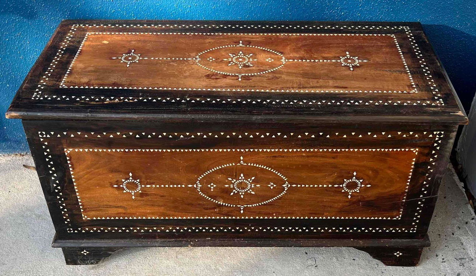 Mid Century Mother of Pearl Inlay Chest Wooden: Mid Century Mother of Pearl Inlay Chest Wooden Pictured is a beautiful wooden chest with stunning mother of pearl inlay. This chest is in good condition with some vintage wear like scratching. The che