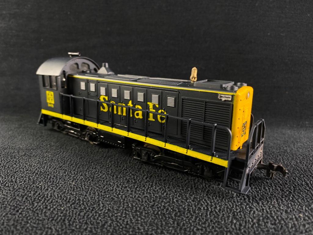 HO Scale Santa Fe Alco S-2 Switching Locomotive (1 of 7)