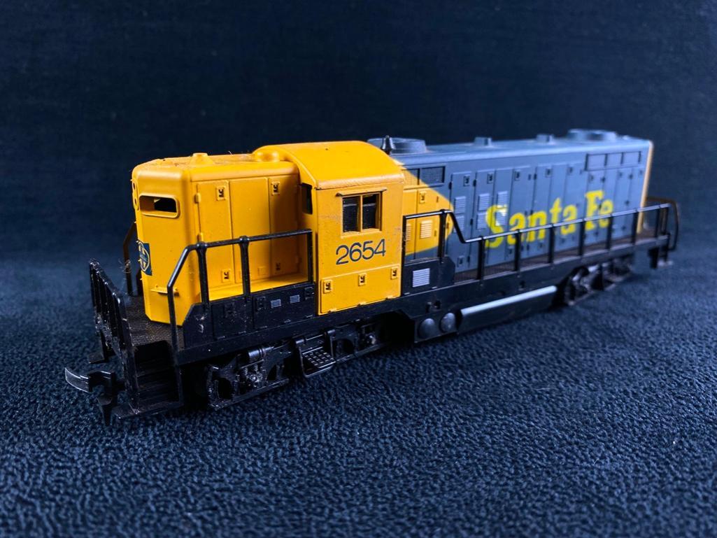 HO Scale Santa Fe GP-18 Dummy Locomotive (1 of 5)