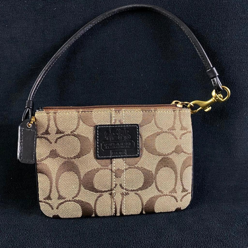 Coach Small Clutch Purse (1 of 4)