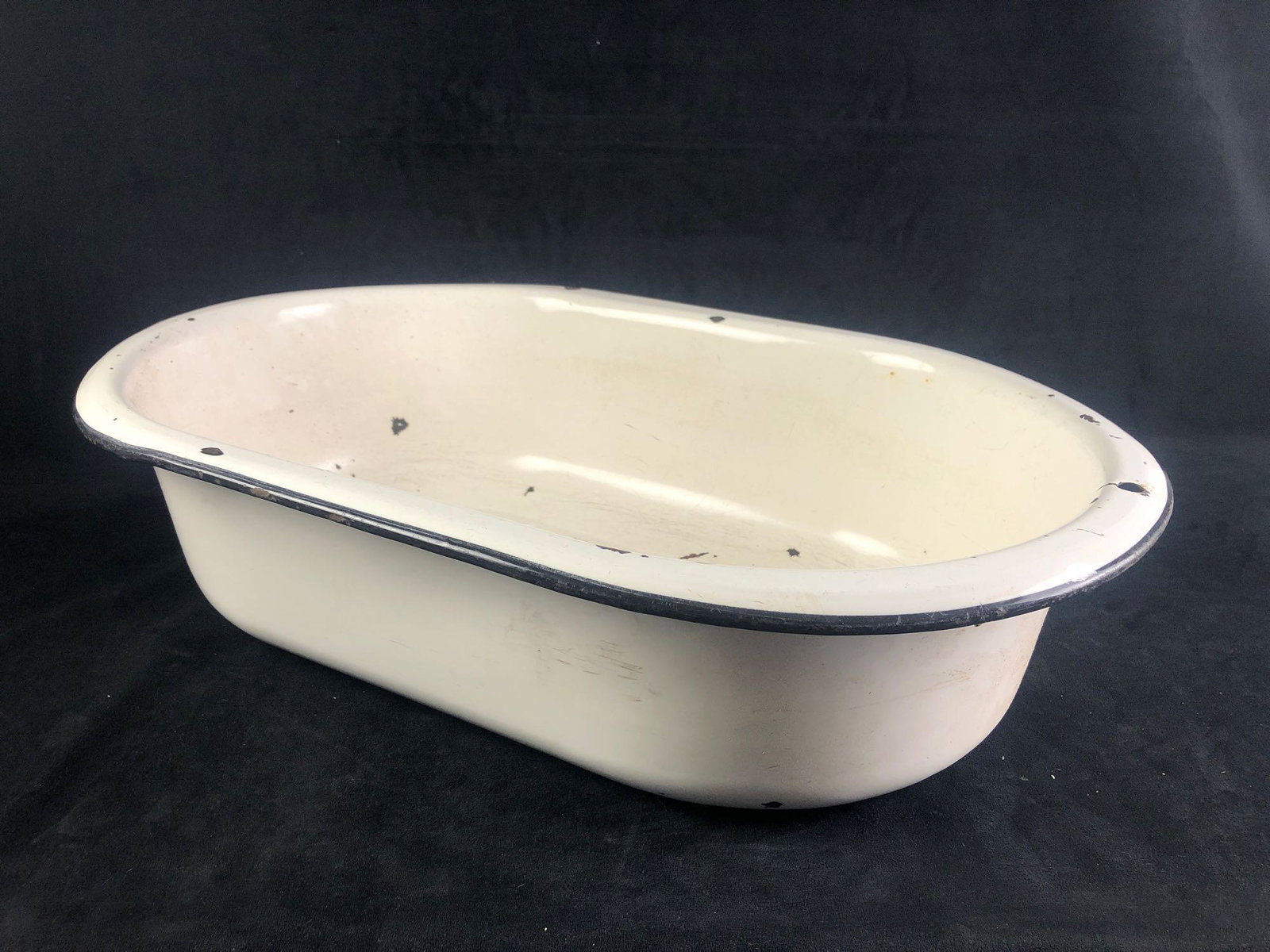 Small Metal White Child's Bathtub: Small white child's bathtub pulled fresh from an estate. This auction includes: (1) Small Metal White Child's Bathtub Condition is used with rust spots and dents through the inside. Painted white. Dim