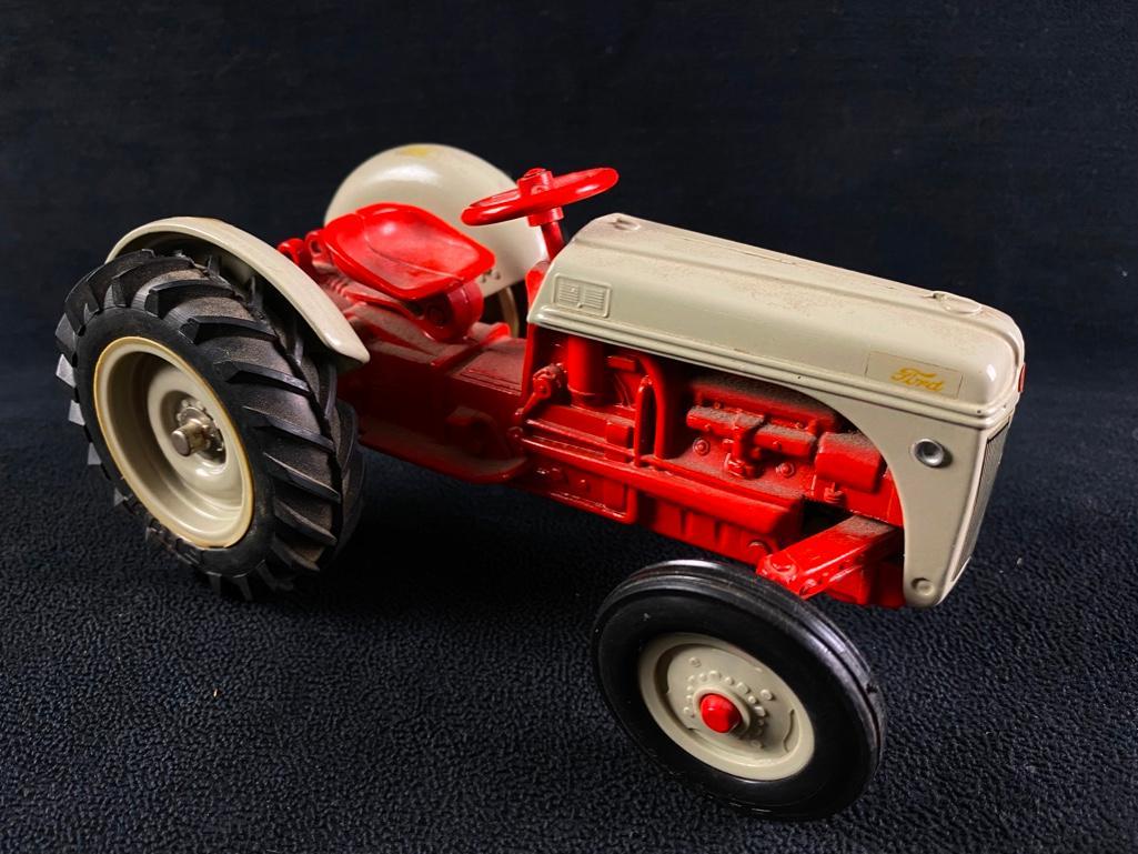 Vintage Metal Ford Tractor Model (1 of 8)