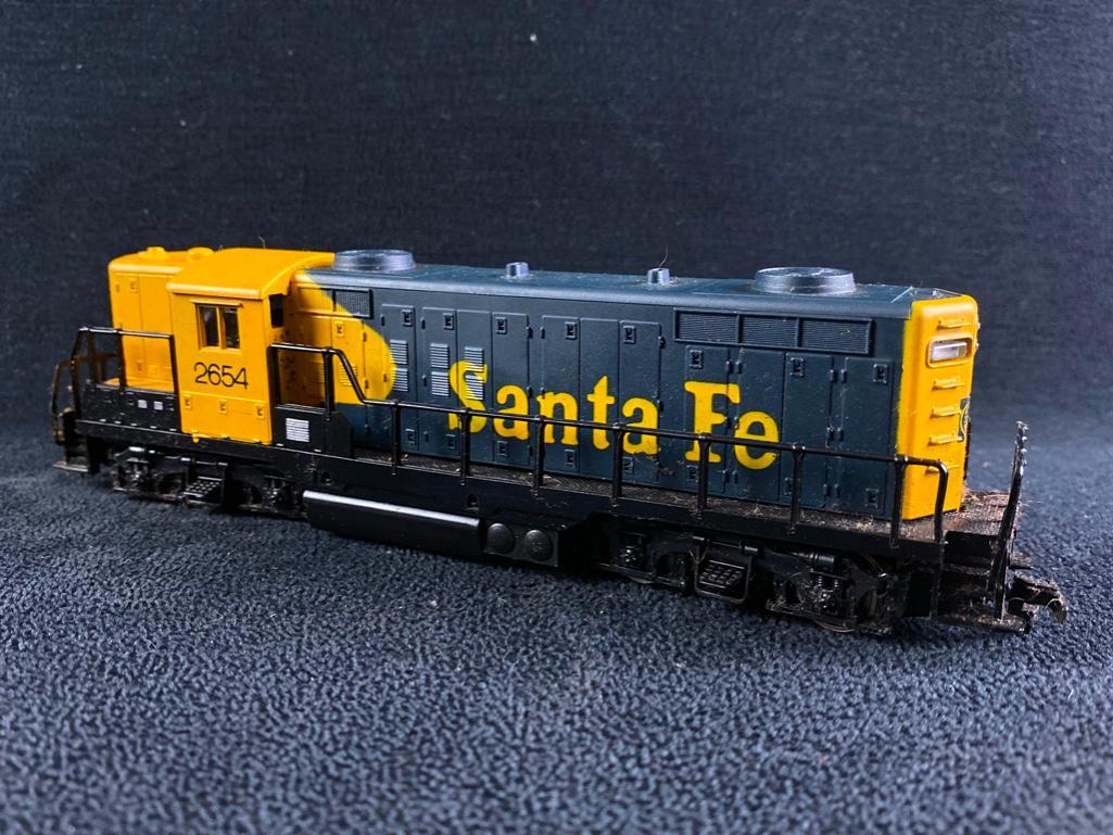 HO Scale Santa Fe GP-18 Locomotive (1 of 6)